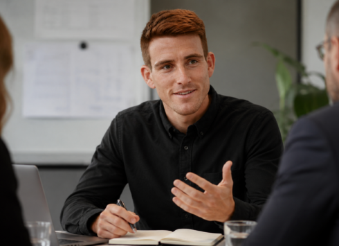 SPIN Selling im B2B: Wie gute Fragen aus Bedarf echte Kaufdringlichkeit machen